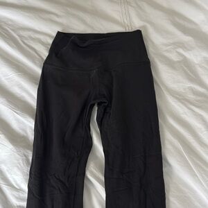 Lulu Black Leggings Align with Smooth Texture and Form-Fitting Design 23in